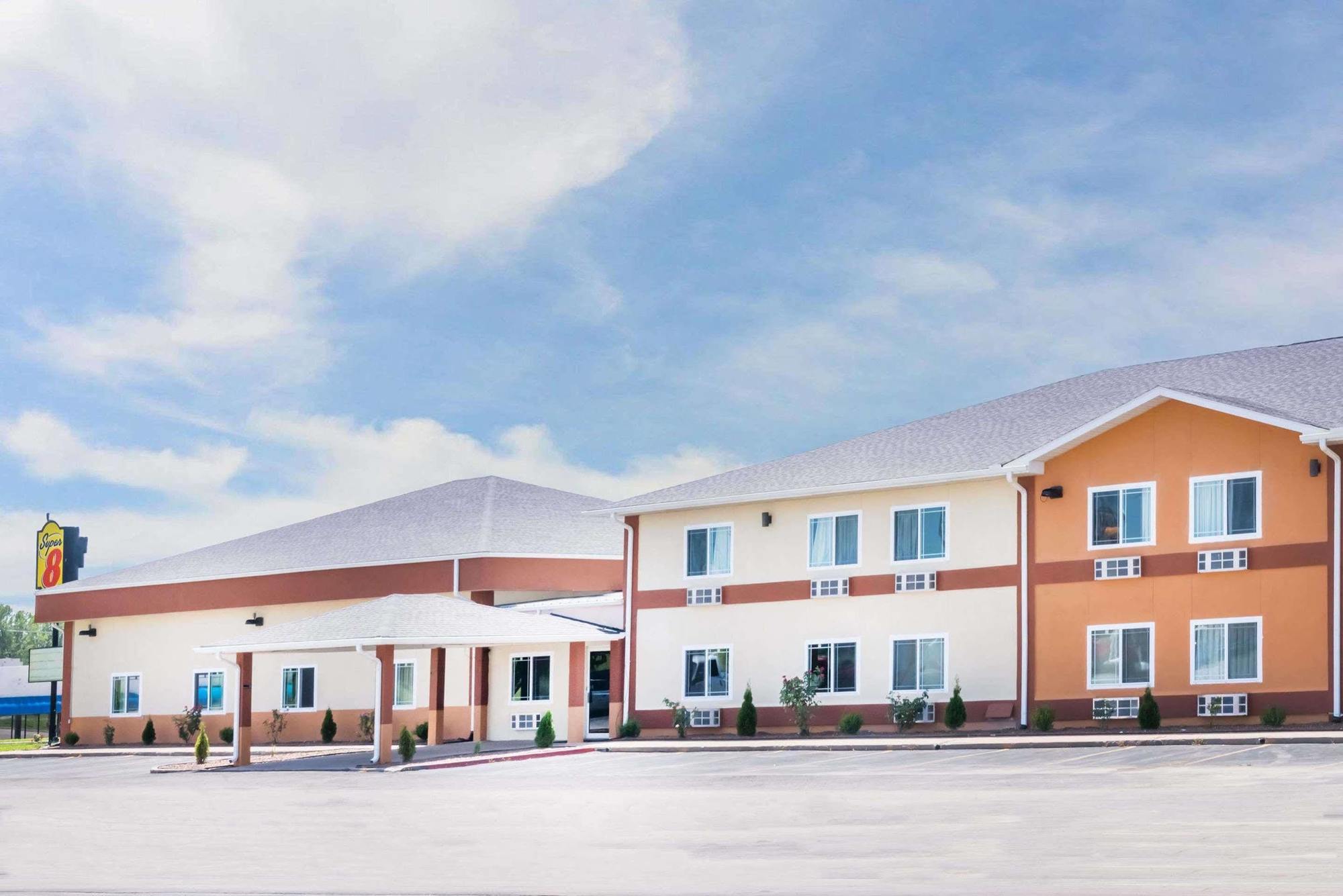 Motel Super 8 By Wyndham Parsons Exteriér fotografie